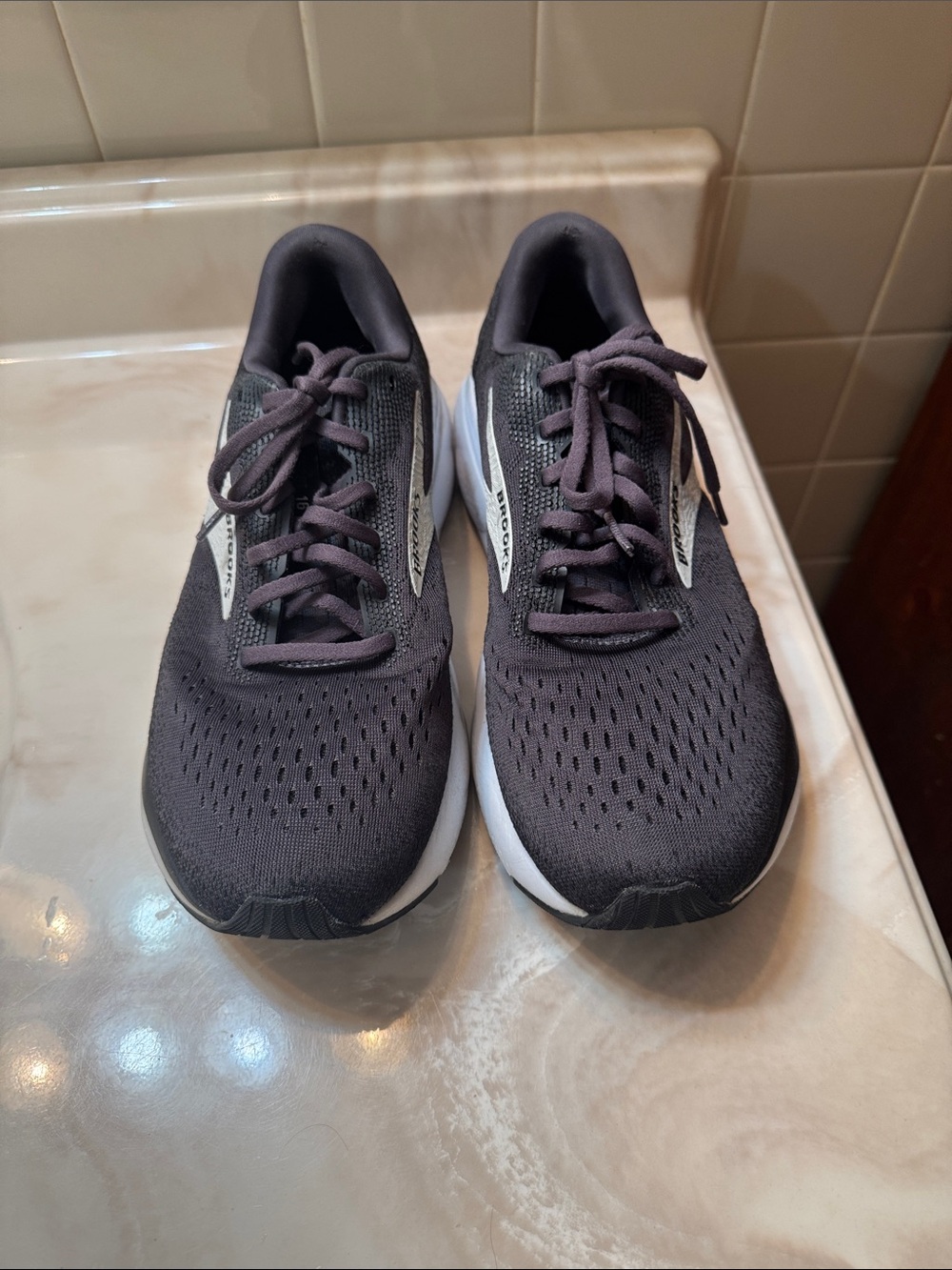 Men’s Brooks Ghost 16 Sneakers Size 10.5